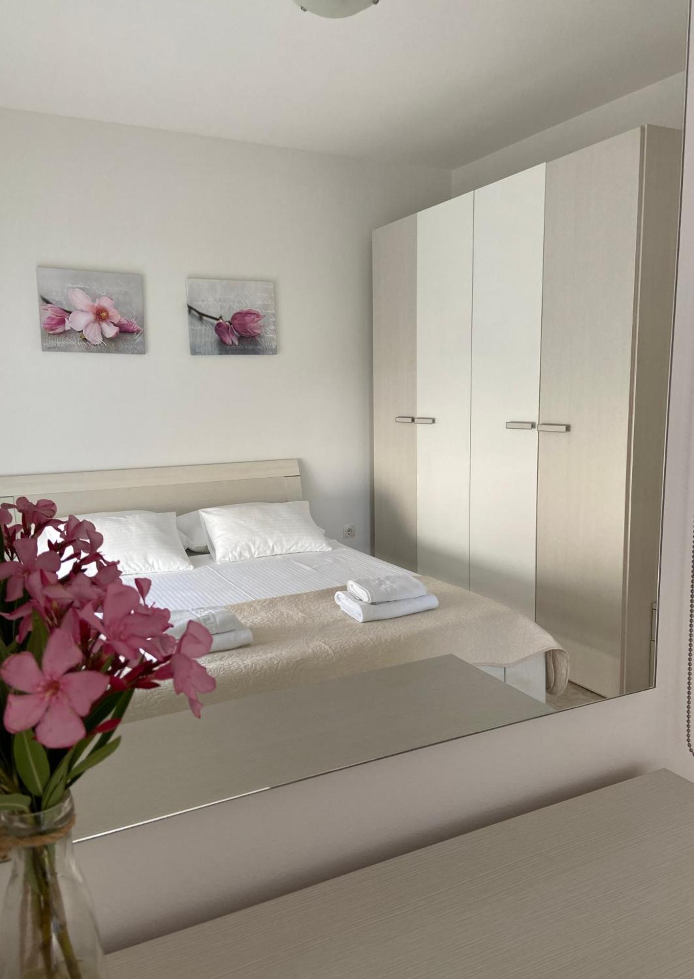 Apartmani Villa Adriatic Vir Eksteriør bilde